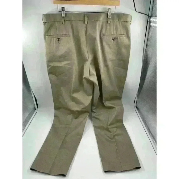Haggar Men's Classic Fit Iron-Free Premium Khakis 40 x 30 Beige Light‎ Brown - Picture 3 of 9